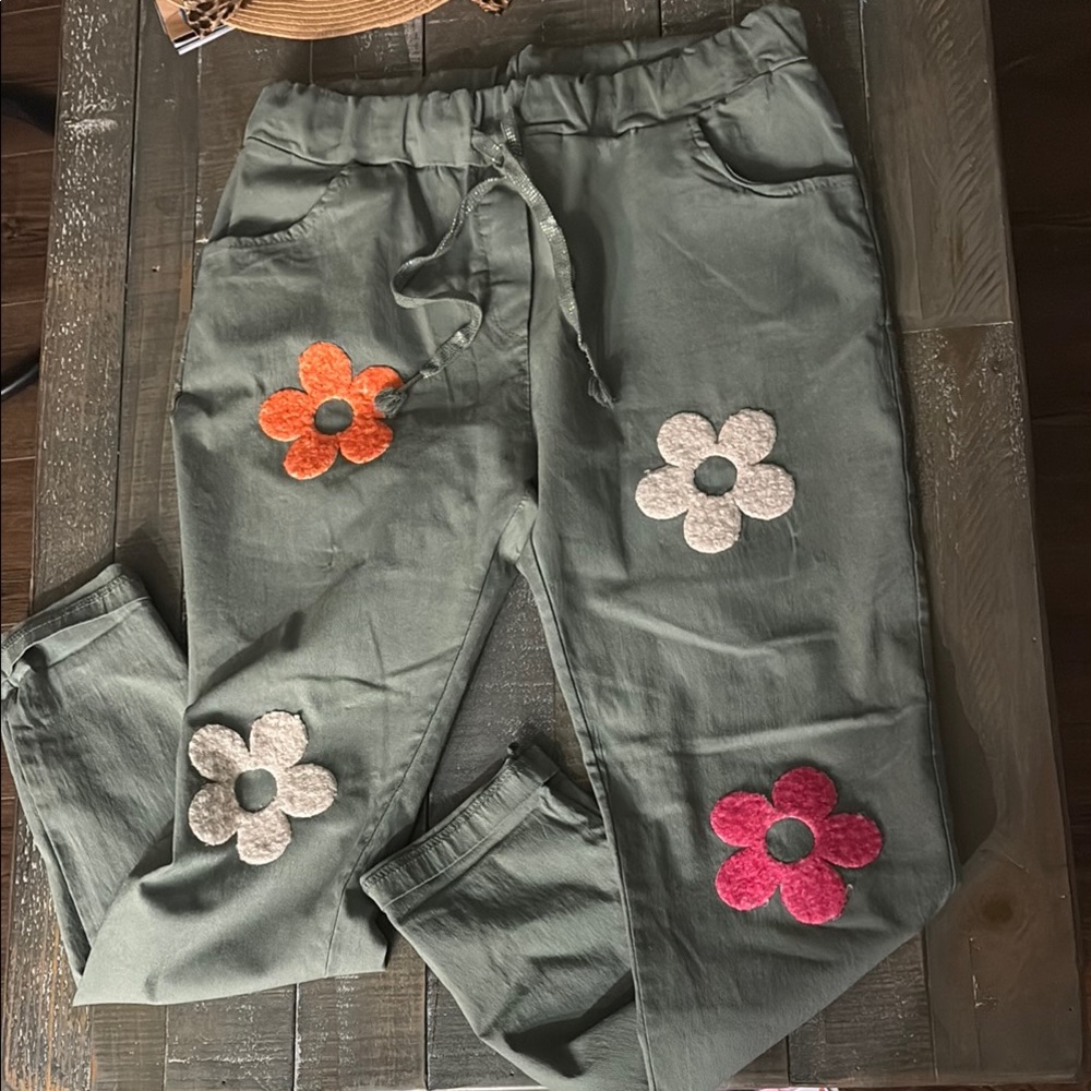 🌺Army green fun and funky trousers 🌺